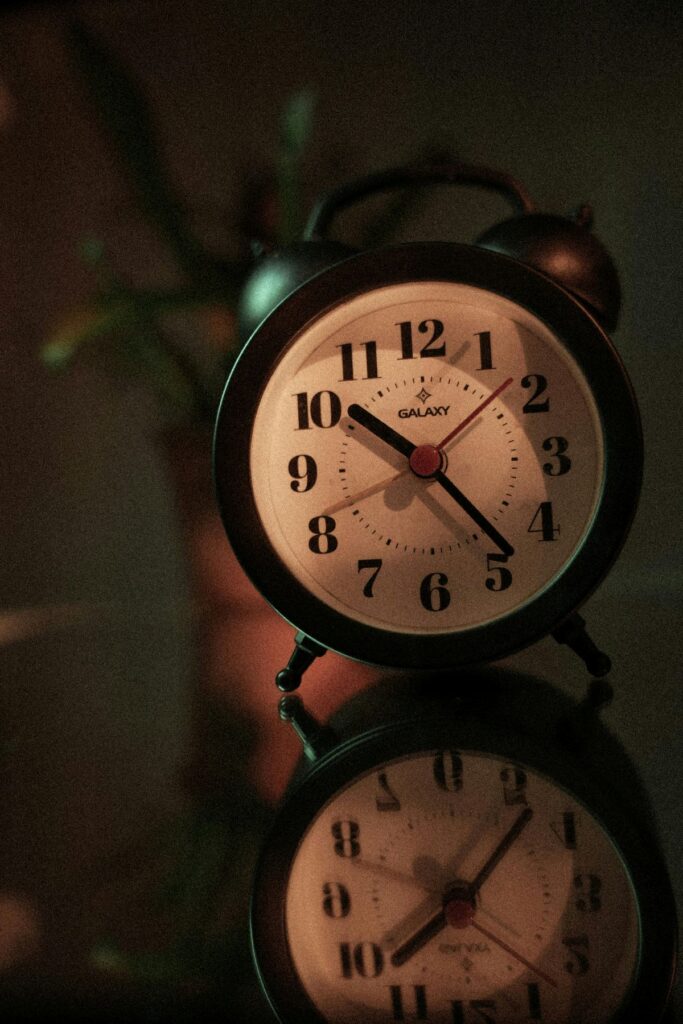 Pourquoi je vois souvent des heures miroirs en ce moment ? Signification et explications